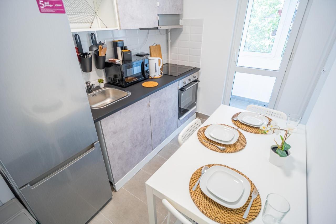 Spacious Newly Renovated 2Br Apartments With Balcony Букурещ Екстериор снимка