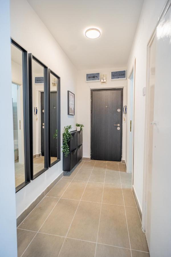Spacious Newly Renovated 2Br Apartments With Balcony Букурещ Екстериор снимка
