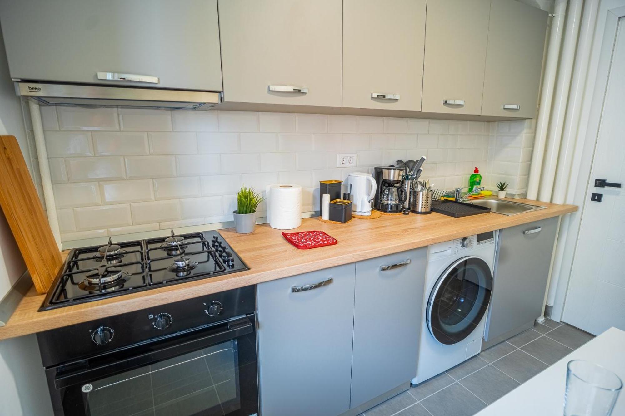 Spacious Newly Renovated 2Br Apartments With Balcony Букурещ Екстериор снимка