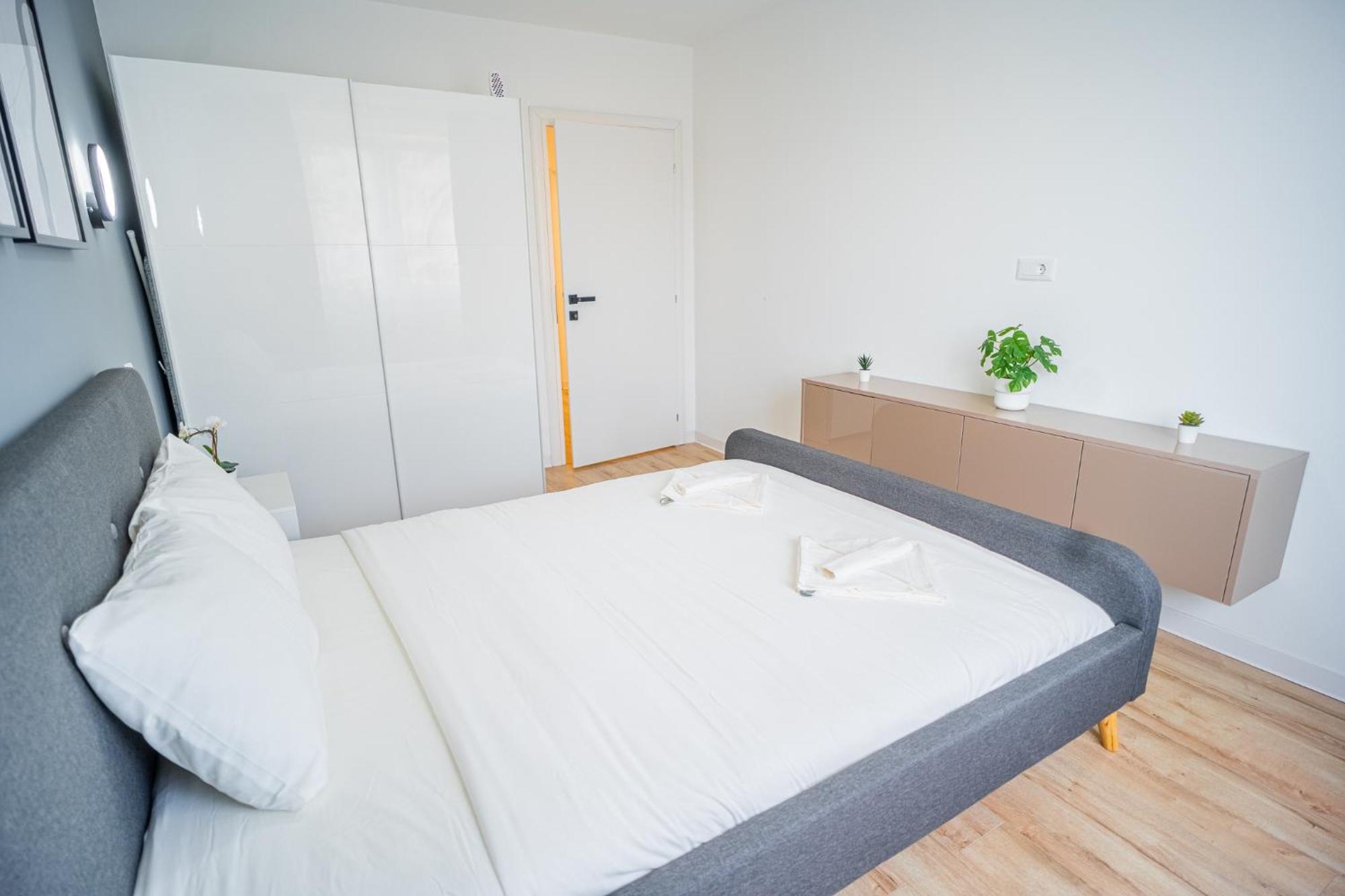 Spacious Newly Renovated 2Br Apartments With Balcony Букурещ Екстериор снимка