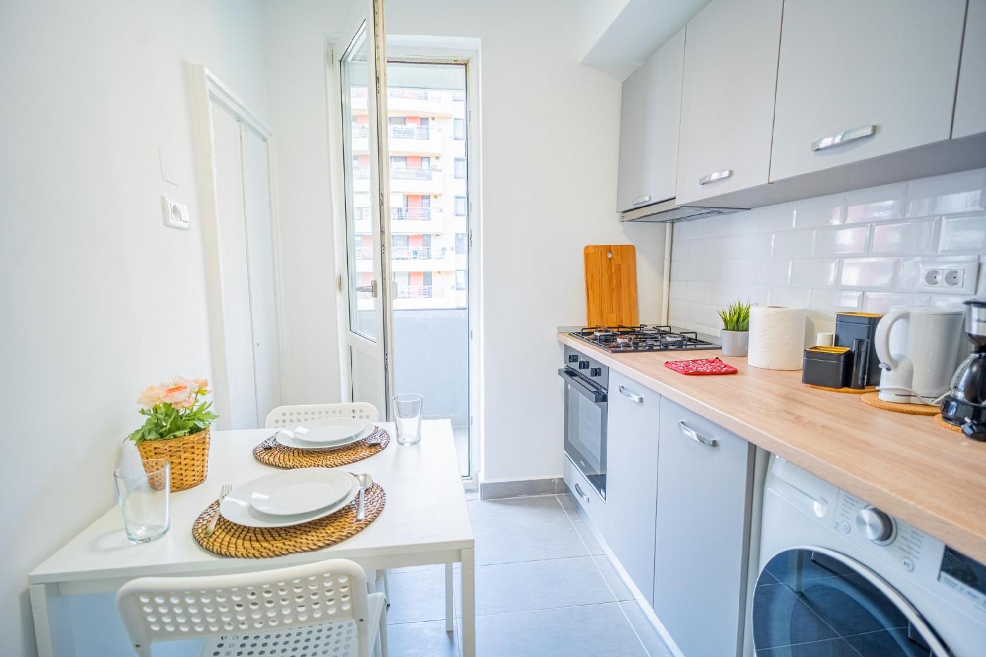 Spacious Newly Renovated 2Br Apartments With Balcony Букурещ Екстериор снимка