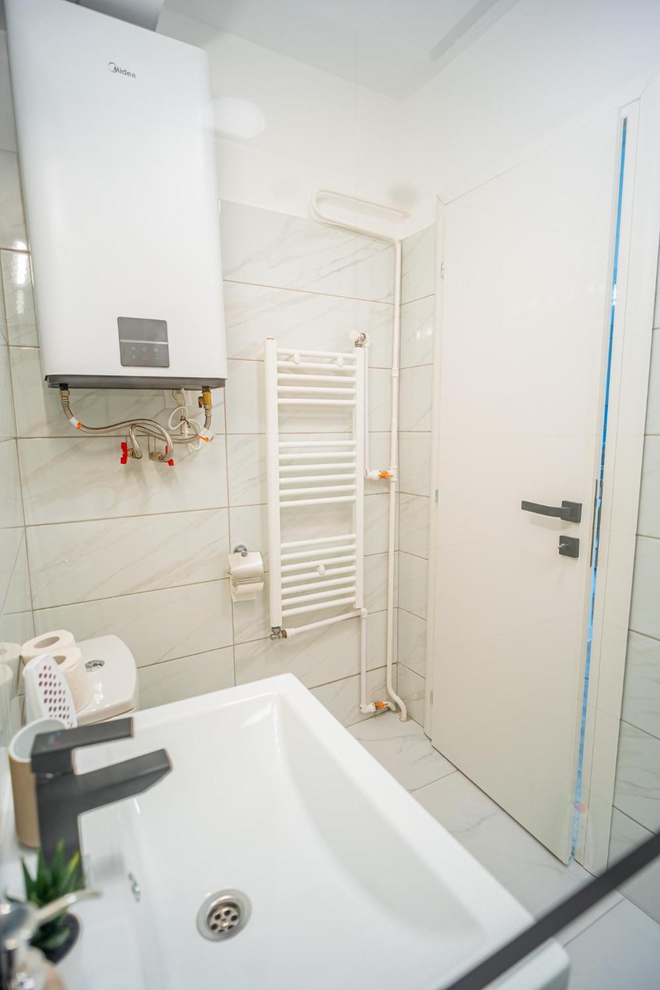 Spacious Newly Renovated 2Br Apartments With Balcony Букурещ Екстериор снимка